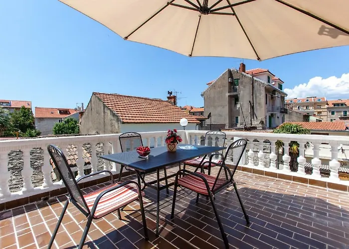 Downtown Authentic Apartment Split