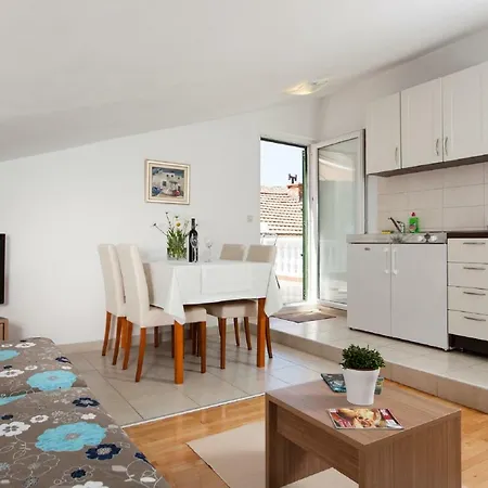 Downtown Authentic Apartment Split